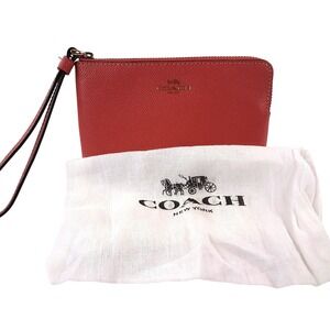 Coach Crossgrain Pink Pebble Leather Corner Zip Wristlet w dust‎ bag